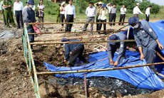 Kinh hoàng khi "khai quật" hố chôn chất thải Đông Thạnh